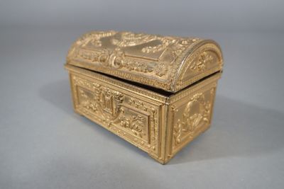 Petit coffret en bronze doré à décor d'un aigle, lyre, couro…