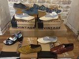 de nombreuses paires de chaussures exposées au sol
