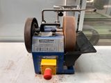 une machine posée sur une table devant une fenêtre