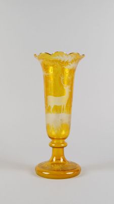 une image représentant un vase en verre jaune posé sur une table