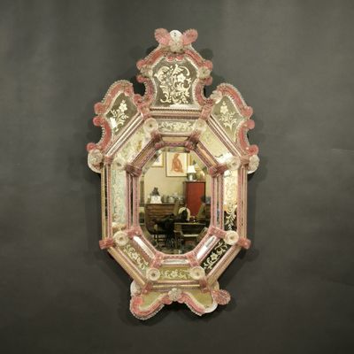 un miroir accroché au mur de la pièce