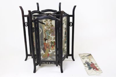 CHINE, Début du XXe Suspension en bois noirci ornée de panne… - Photo 1