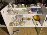 un plan de travail de cuisine sur lequel sont posés de nombreux plats et ustensiles
