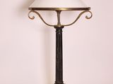 une lampe surmontée d'un abat-jour blanc