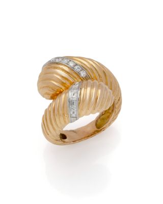 une bague en or et diamants, par van cleef