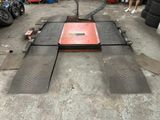 une photo d'un gros engin dans un garage