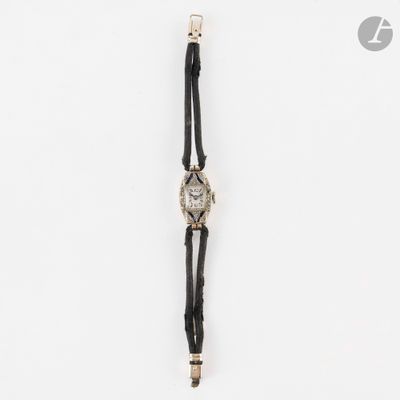 un gros plan d'une montre sur une surface blanche avec un fond blanc