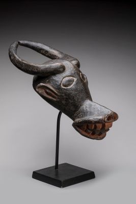 un gros plan d'une sculpture représentant une tête de vache posée sur un socle