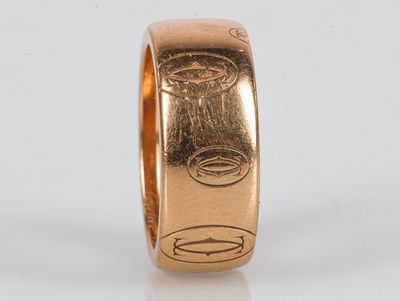 CARTIER. Bague alliance bandeau "Happy birthday" en or.