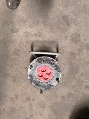 un bouton rouge situé sur le côté d'un objet métallique