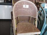 un grand nombre de chaises dans une pièce