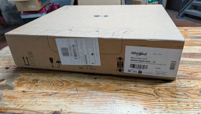 une boîte posée sur une table en bois