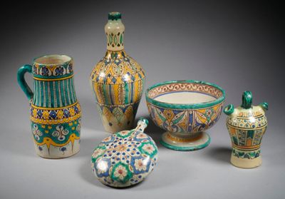 un ensemble de vases et de bols posés sur une table