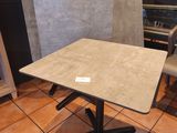 une table et des chaises dans une pièce carrelée