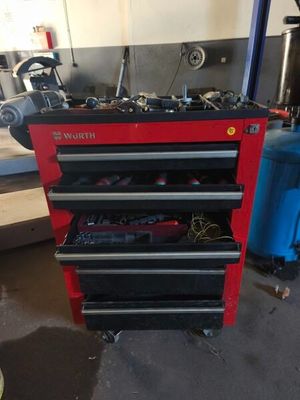 un gros plan d'une armoire à outils sur laquelle sont posés de nombreux outils