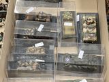 beaucoup de jouets militaires dans une boîte posée par terre