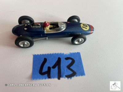 une petite voiture miniature sur laquelle figure un numéro