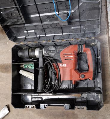 une boîte à outils contenant une perceuse et d'autres outils