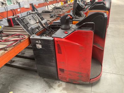 de nombreuses machines qui sont entreposées dans un entrepôt