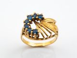 une image représentant une bague en or sertie de pierres bleues