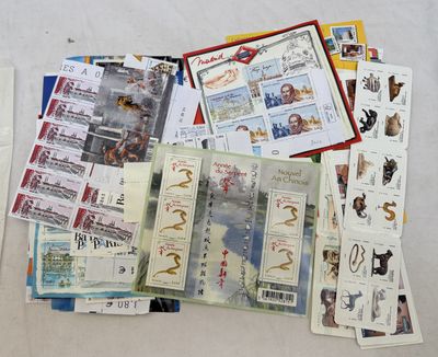 tout un tas de timbres différents et des timbres posés sur une table