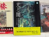 un grand nombre de livres posés sur une table