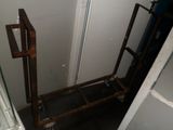 une petite salle de bains avec des toilettes et un chariot en métal