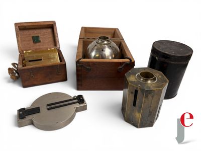 quatre types différents de microscopes dans une boîte en bois