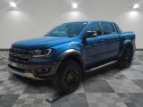 une photo d'un pick-up bleu garé dans un garage