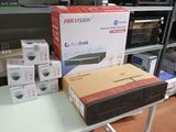 de nombreuses boîtes contenant du matériel électronique posées sur une table dans un magasin