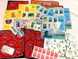 plusieurs types de timbres différents sur une table