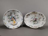 deux assiettes à motifs floraux posées sur une table