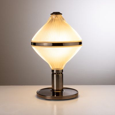 l'image d'une lampe posée sur une table
