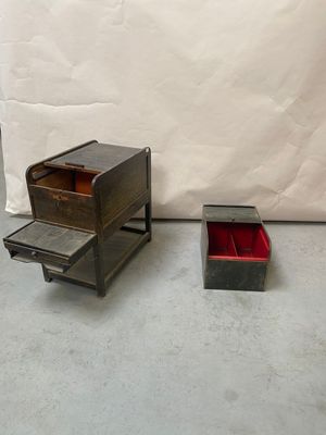 un petit bureau avec un tiroir et une boîte posée par terre