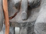 une statue d'éléphant tenant un bâton dans la patte