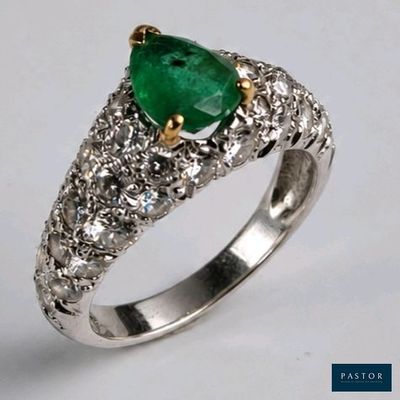 Gros plan sur une bague ornée d'une pierre verte