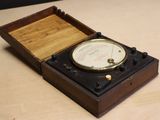 une petite boîte en bois avec une horloge à l'intérieur