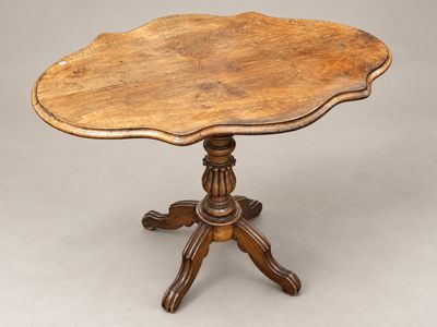 une petite table avec un plateau en bois et un piètement en bois