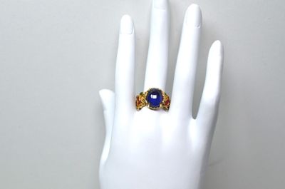 une image représentant la main d'une femme portant une bague