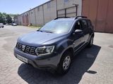 l'avant d'une Dacia grise garée sur un parking