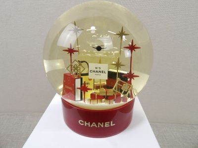 une boule à neige contenant un flacon de parfum Chanel