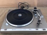 une photo d'une platine posée sur une table près d'un mur