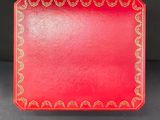 plateau de service rouge et doré, orné d'un motif décoratif sur le devant