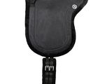 un gros plan d'une selle de cheval avec un tapis de selle en cuir noir