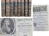plusieurs vieux livres sont empilés sur une surface blanche