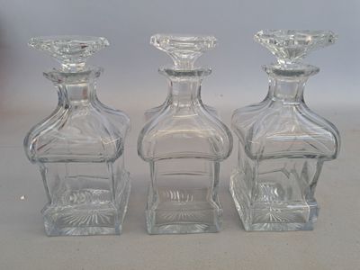 Suite de trois carafons en cristal (égrenures).