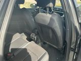vue de la banquette arrière d'une voiture depuis le siège du conducteur