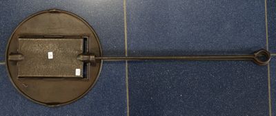 des toilettes dans une salle de bains dont le sol est carrelé de bleu