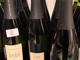 plusieurs bouteilles de vin sont alignées sur un comptoir