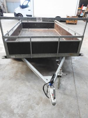 une remorque avec un vélo attaché dessus dans un garage